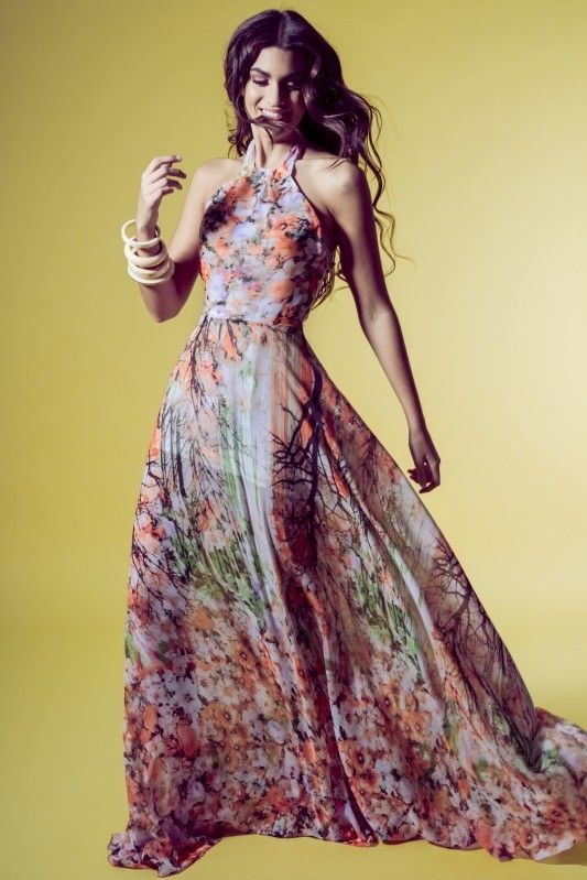 Vestido largo estampado de flores cuello halter y escote espalda daluna invitadas boda